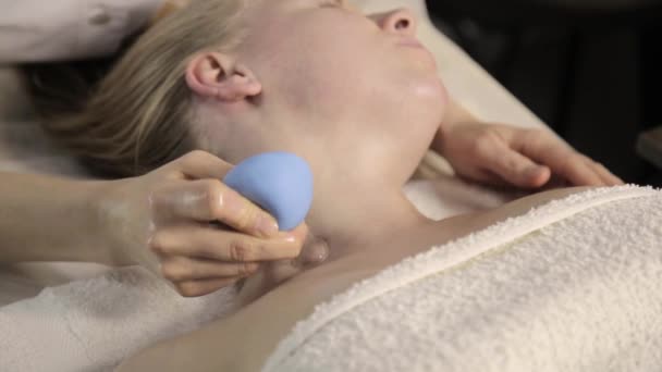 Вакуумный массаж шеи, косметолог делает массаж вакуумными банками — стоковое видео