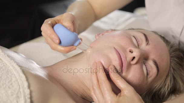 Вакуумний масаж шиї, косметолог робить масаж вакуумними банками — стокове відео