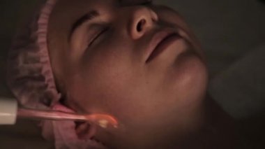 Şevval Özçelik Güzellik kadın müvekkilinin karanlık için elektrik darsonval masaj prosedür mu