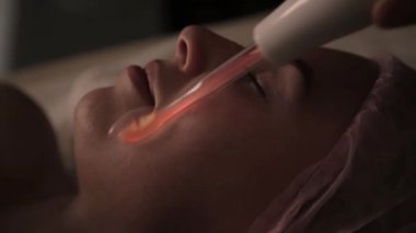 Şevval Özçelik Güzellik kadın müvekkilinin karanlık için elektrik darsonval masaj prosedür mu