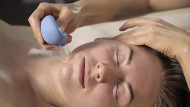 Vakuum ansiktsmassage, kosmetolog massage med vakuum banker. — Stockvideo
