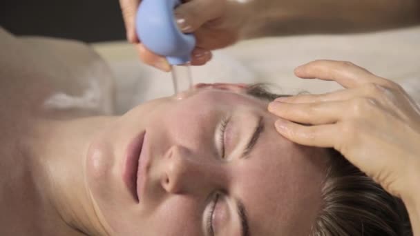 Vacuüm gezicht massage, schoonheidsspecialiste massage met vacuüm banken. — Stockvideo