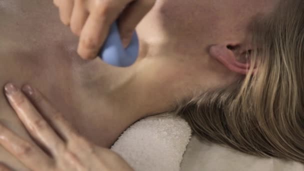 Vakuum-Gesichts- und Dekolleté-Massage, Kosmetikerin massiert mit Vakuum-Bänken — Stockvideo