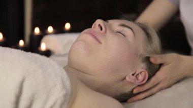 Yüz masajı kaplıcada almak güzel bir kadın. Yüz Cilt Bakımı Güzellik Salonu.