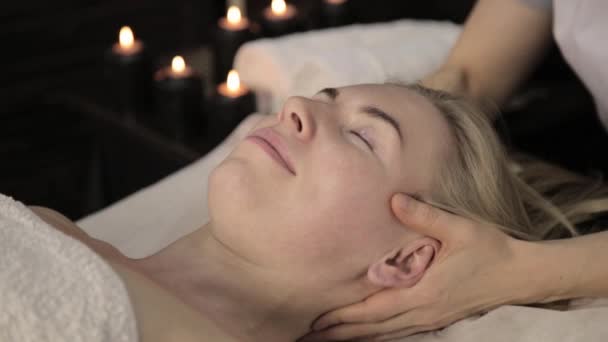 Vacker kvinna får ansiktsbehandling massage i spa. Ansiktsbehandling hudvård i skönhetssalong. — Stockvideo