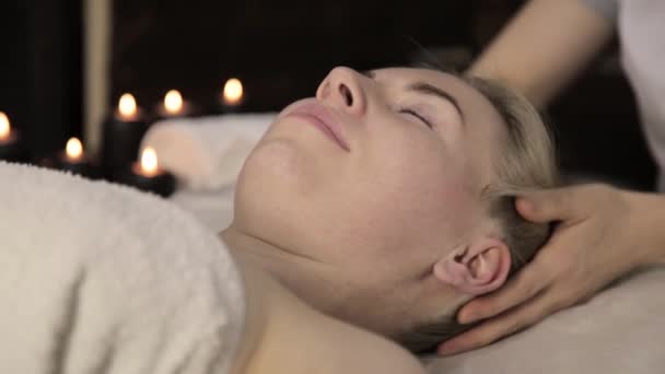 Mooie vrouw krijgen gezicht massage in de spa. gezichtsbehandeling huidverzorging in beauty salon. — Stockvideo