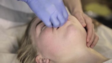 Doktor dermatolog güzellik uzmanı masaj güzel kadın Güzellik Salonu için dudak