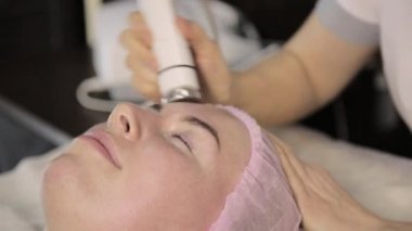 Şevval Özçelik Güzellik Güzellik Salonu bir kadın için yordam kaldırma rf yüz yok. Donanım kozmetik