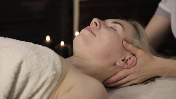 Bella donna ottenere massaggio facciale in spa. cura della pelle del viso nel salone di bellezza . — Video Stock