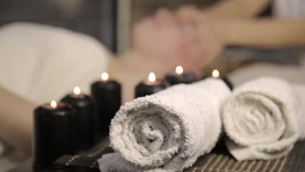 Yüz masajı almak güzel bir kadın. Güzellik Spa, yağ ile masaj parmak. — Stok video