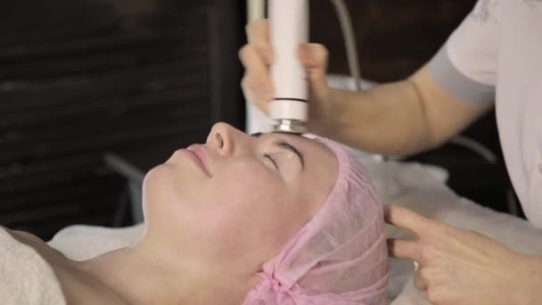 Esteticista hace rf procedimiento de elevación de la cara para una mujer en un salón de belleza. Cosmetología del hardware — Vídeos de Stock