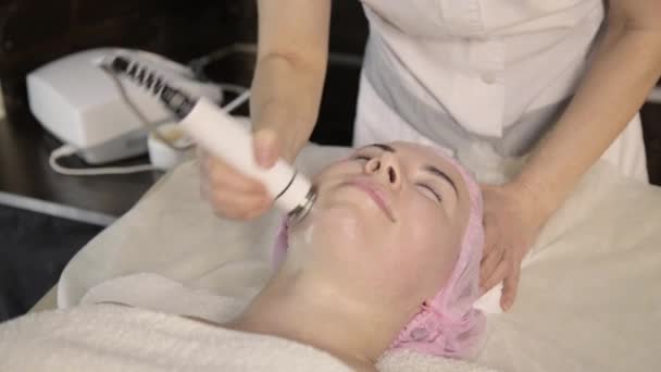 Schöne Frau mit geschlossenen Augen, die rf Lifting auf ihrem Gesicht bekommt. Verbesserung des Aussehens ohne Operation — Stockvideo