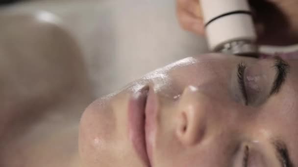 Junge Frau in Behandlung. Verbesserung des Aussehens ohne Operation. rf- Lifting auf einem Gesicht — Stockvideo