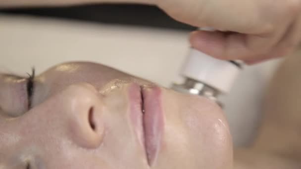 Radiofrekvens behandling. Kosmetolog gör rf-lyft förfarande för en kvinna i en skönhetssalong. — Stockvideo