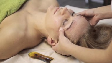 Acupressure bir kadın yüzü üzerinde. Çin alternatif masaj masör yapar