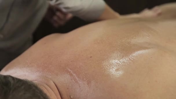 Massage-Schaber-Gouache auf einem männlichen Rücken — Stockvideo