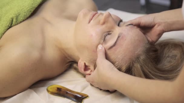 Acupression sur un visage féminin. masseur fait chinois massage alternatif — Video