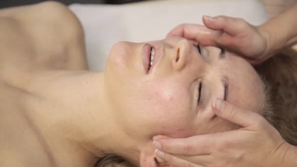 Acupressão num rosto feminino. massagista faz massagem alternativa chinesa — Vídeo de Stock