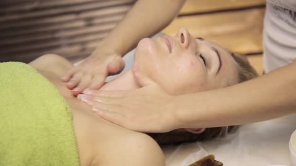 Красива жінка має на точковий масаж обличчя. Китайський альтернативної медицини — стокове відео