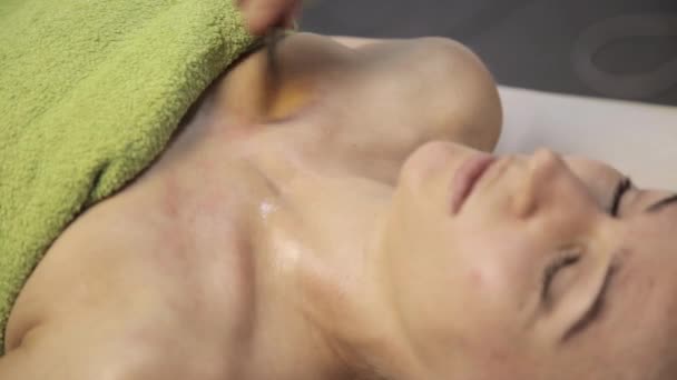 Massage schraper gouache. masseur maakt acupressuur op een vrouwelijk gezicht. Chinese alternatieve geneeskunde — Stockvideo