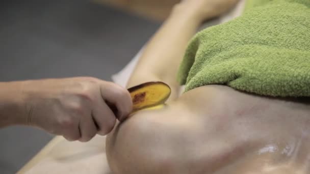 Gouache rascador de masaje. masajista hace acupresión en una cara femenina. Medicina alternativa china — Vídeos de Stock