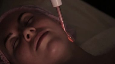 Karanlık bir yordamda masaj bir elektrik darsonval güzel kadın vardır