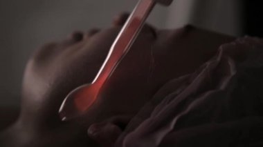 Şevval Özçelik Güzellik kadın müvekkilinin karanlık için elektrik darsonval masaj prosedür mu