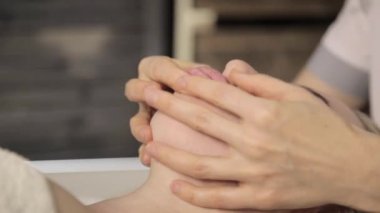Güzel kadın Başlarken dudak masaj. Güzellik Spa içinde parmakları ile masaj