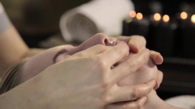 Güzel kadın Başlarken dudak masaj. Güzellik Spa içinde parmakları ile masaj