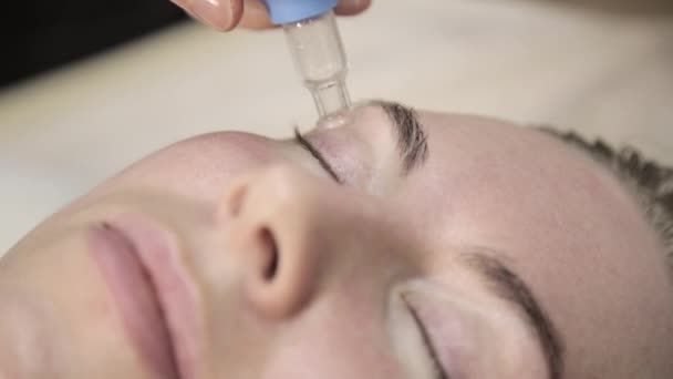 Вакуумный массаж лица и декольте, косметолог делает массаж с вакуумными банками — стоковое видео