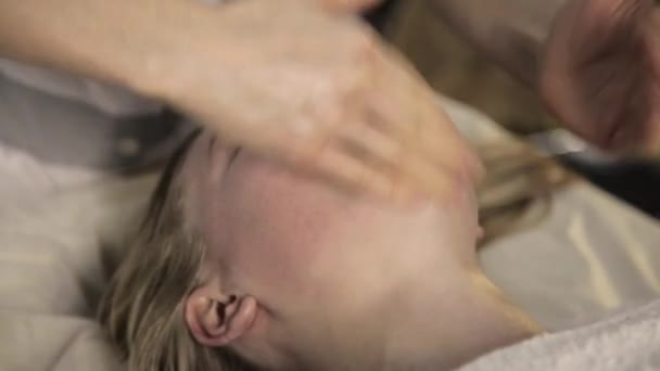 Mooie vrouw krijgen gezichtsmassage. vinger massage met olie op de beauty Spa. — Stockvideo