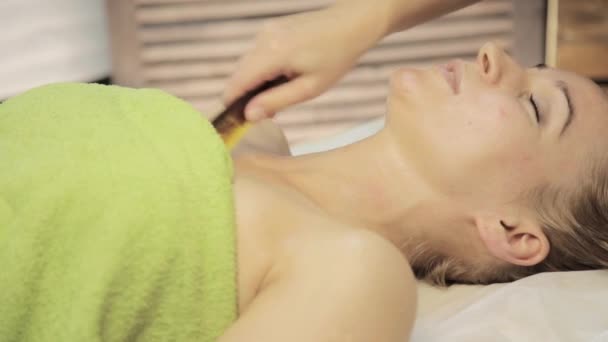 Massagem guache raspador. massagista faz acupressão em um pescoço feminino. Medicina alternativa chinesa — Vídeo de Stock
