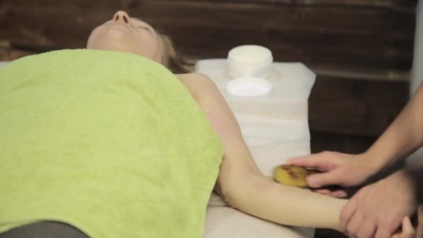 Kazıyıcı guaş masaj. masör acupressure bir kadın yüzü üzerinde yapar. Çin alternatif tıp — Stok video