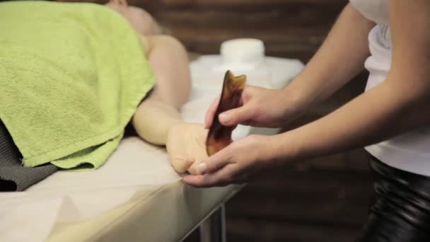 Massagem guache raspador. massagista faz acupressão em um rosto feminino. Medicina alternativa chinesa — Vídeo de Stock