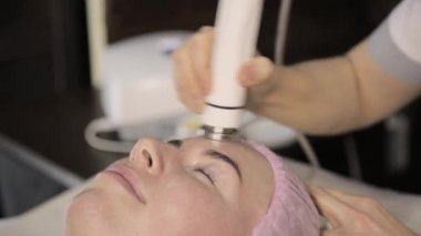 Şevval Özçelik Güzellik Güzellik Salonu bir kadın için yordam kaldırma rf yüz yok. Donanım kozmetik