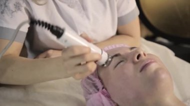 güzel bir kadınla kapalı gözler rf yüzünde kaldırma alıyorum. Bak ameliyat olmadan artırma