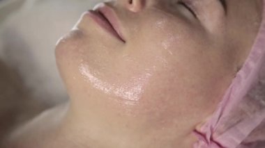 Genç kadın geçiren cilt tedavisi. Ameliyat olmadan bakmak geliştirmek. RF-bir yüz germe