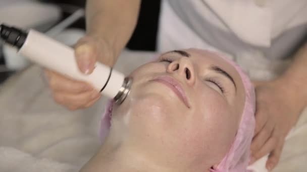 Fiatal nő átesett bőr kezelésére. Nézd meg műtét nélkül javítása. RF-emelés az arcon — Stock videók