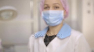 Kadın doktor, hemşire hastane gösterilerinde tıbbi alet