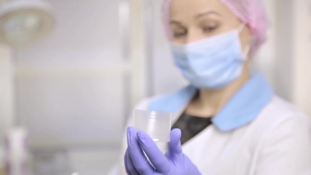 女医生展示一瓶药丸和药物给病人 — 图库视频影像