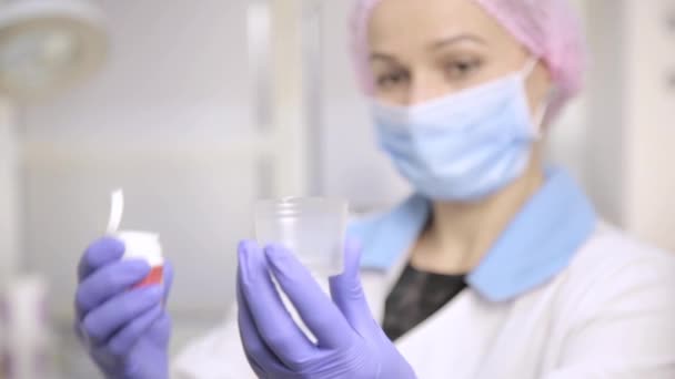 Femme médecin montre bouteille de pilules et de médicaments et le donne au patient — Video