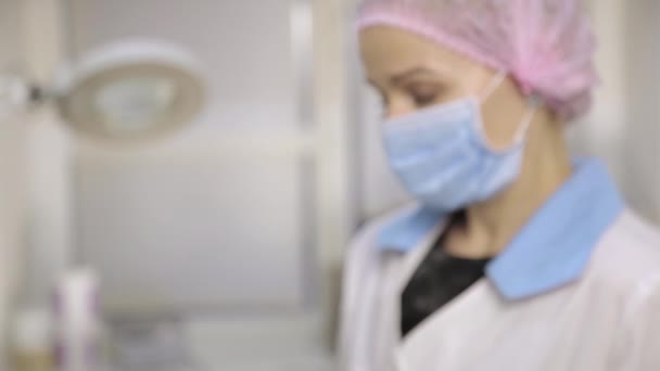 Kadın doktor bir şişe hap ve ilaçlar gösterir ve hasta için verir — Stok video