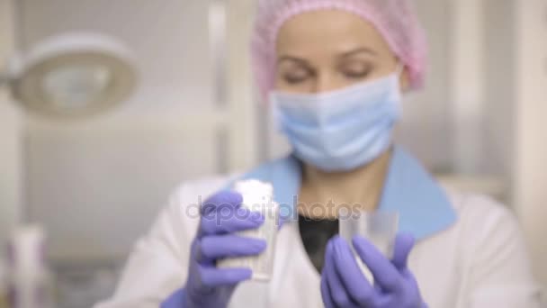 Vrouwelijke arts toont fles pillen en medicijnen en geeft het aan patiënt — Stockvideo