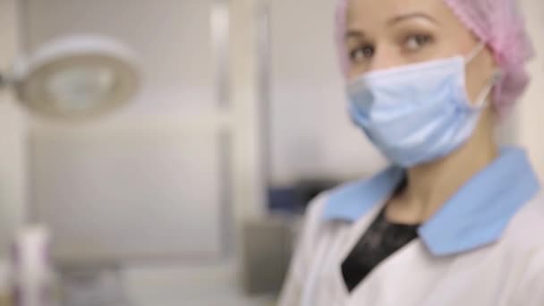Lekarka, pielęgniarka w szpitalu pokazuje narzędzia medyczne — Wideo stockowe