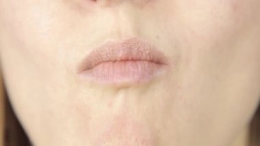 yakın çekim kadın yeme çikolata, sadece görünümü dudakları