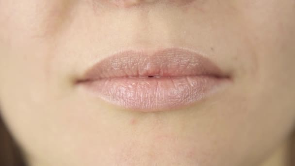 Großaufnahme Frau lächelt, nur Lippen Ansicht — Stockvideo