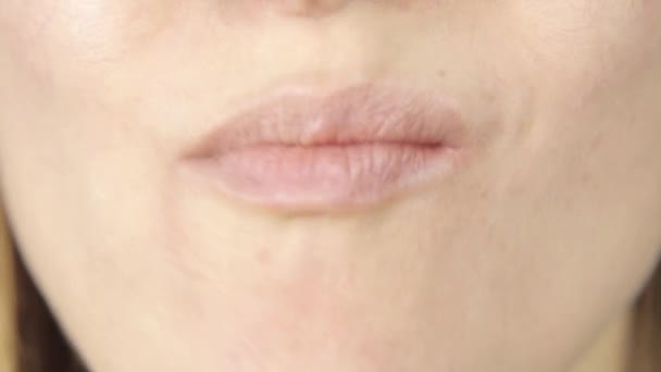 Close-up vrouw eten van chocolade, lips alleen weergave — Stockvideo