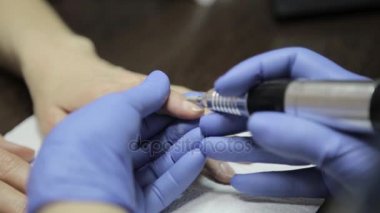 Yordam çivi araçları ile çivi salonda kaldırma kütikül alma