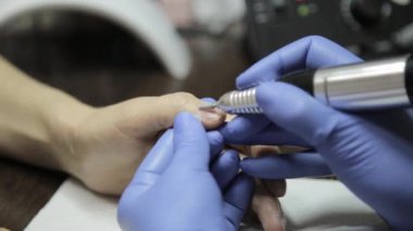 Yordam çivi araçları ile çivi salonda kaldırma kütikül alma