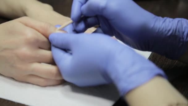 Ontvangst van de cuticula procedure met houten cuticle pusher remover stok in salon nagels verwijderen — Stockvideo